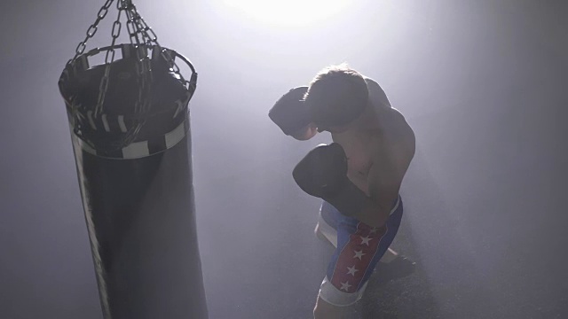 赤膊搏击者以拳击沙袋作为锻炼、顶射、训练大搏斗视频素材