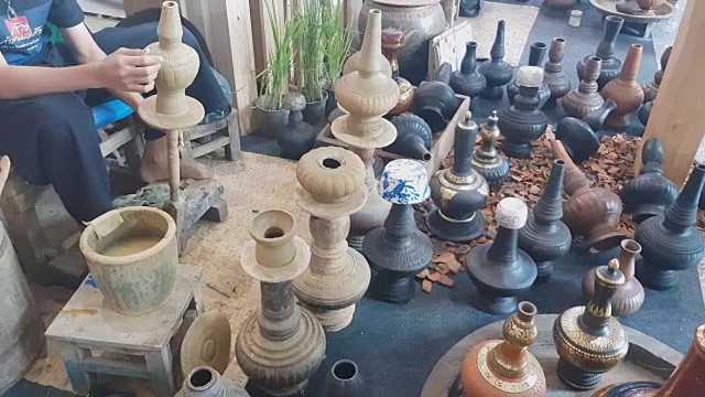 手塑陶轮、陶艺轮、手工工艺陶器制品厂、手塑碗陶上的纺纱、模具、泰国视频素材