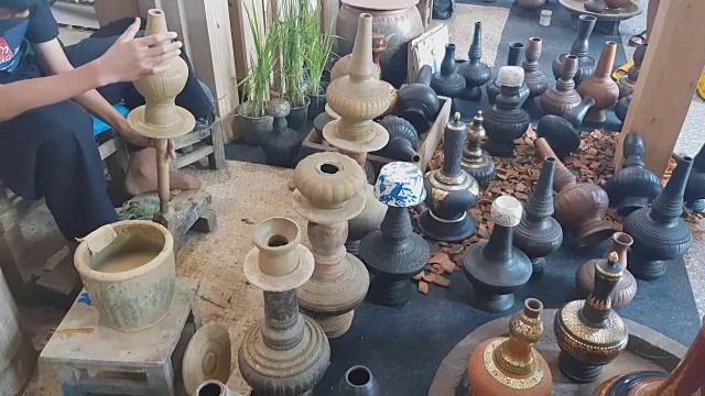 手塑陶轮、陶艺轮、手工工艺陶器制品厂、手塑碗陶上的纺纱、模具、泰国视频素材