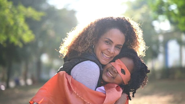 超级英雄女儿拥抱她的母亲视频素材