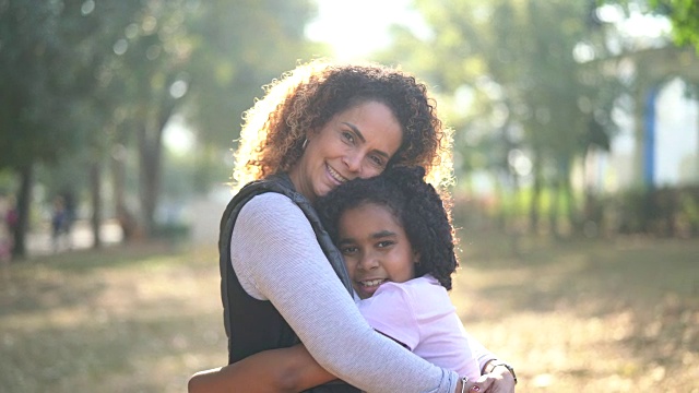 女儿和母亲的拥抱视频下载