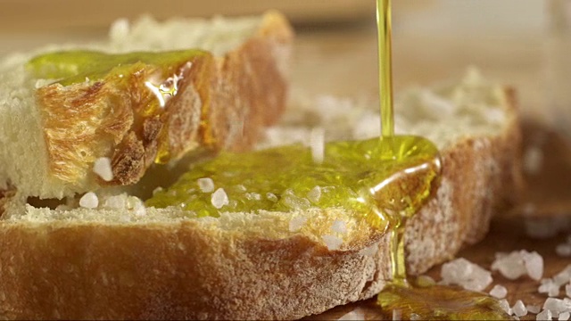 意大利橄榄油浇在白面包上视频素材