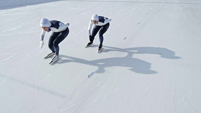 坚定的运动员在溜冰场滑冰视频素材