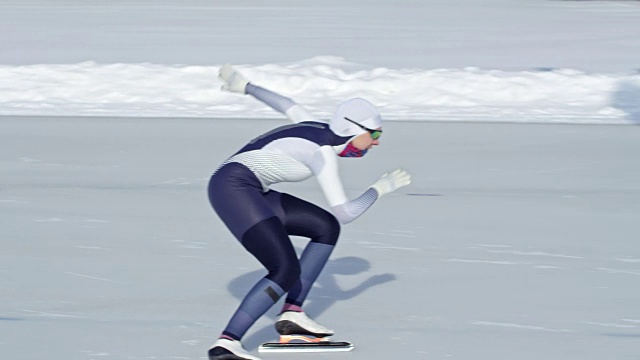 在跑道上赛跑的女性速度滑冰运动员视频素材