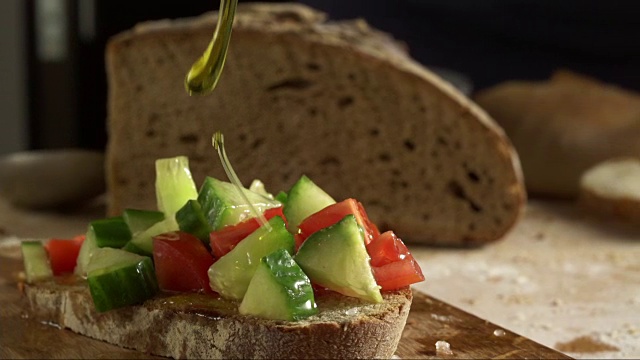 意大利橄榄油浇在番茄黄瓜意式烤面包上视频素材