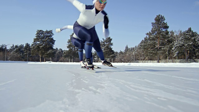 在溜冰场上练习速度滑冰的妇女视频下载