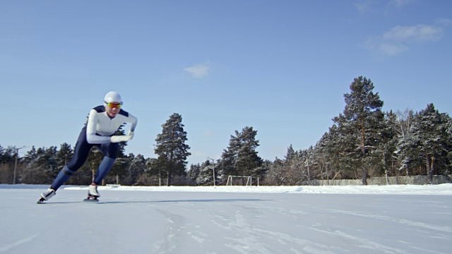 女子滑冰运动员在溜冰场训练视频下载