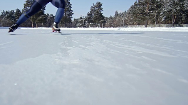 速滑运动员在溜冰场练习视频下载