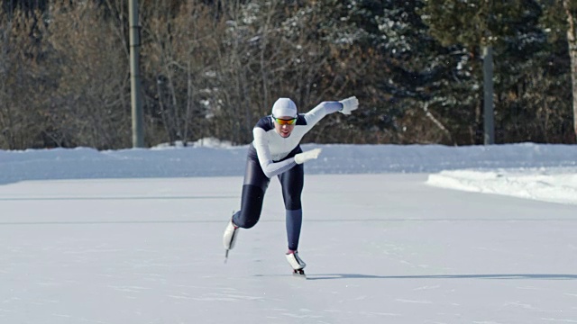 积极的女人练习速度滑冰视频下载