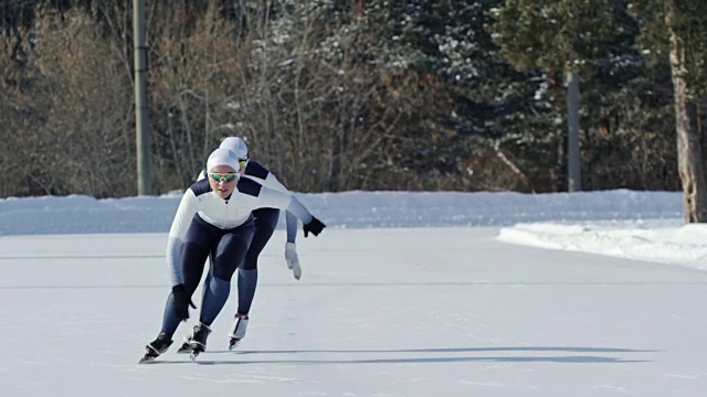 女子运动员练习冬季运动视频下载