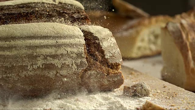 面包片和面包屑在慢镜头中落下视频素材