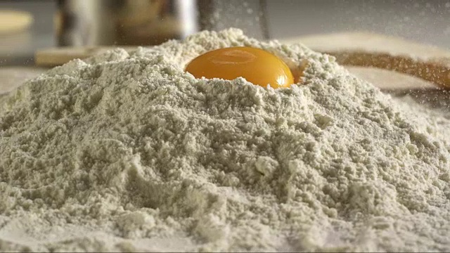 蛋黄落在面粉里溅起水花视频素材