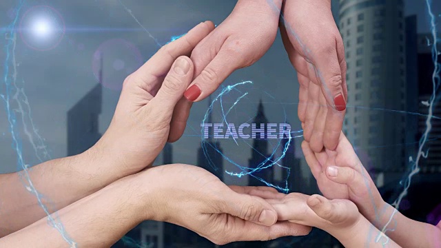 男人的，女人的和孩子的手显示一个全息图老师视频下载