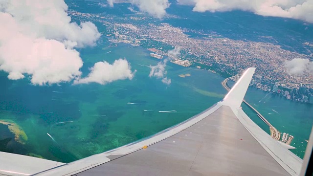一架飞机在迈阿密地区与大海和海滩的窗口视图视频素材