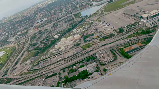 从迈阿密国际机场起飞的飞机风窗口视图视频下载