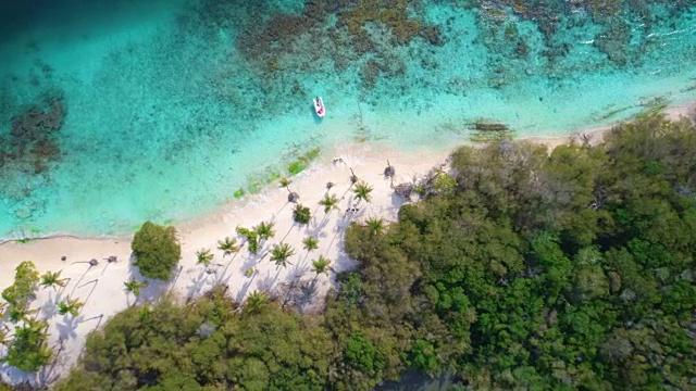 鸟瞰海浪和沙子与绿松石水域的加勒比礁。这是在委内瑞拉莫罗coy国家公园的Cayo Peraza拍摄的视频视频下载