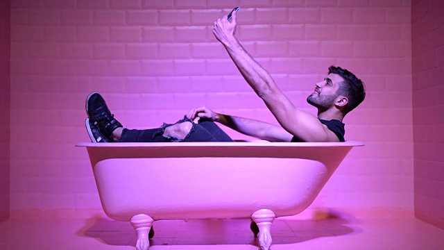 一名男子在粉色浴缸里自拍视频下载