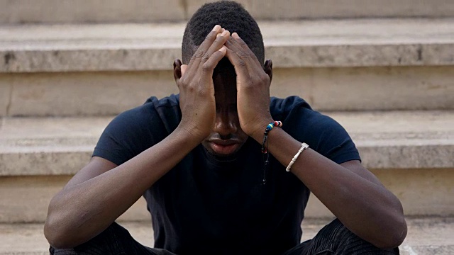 绝望悲伤的非洲年轻人。问题、忧虑——户外视频素材