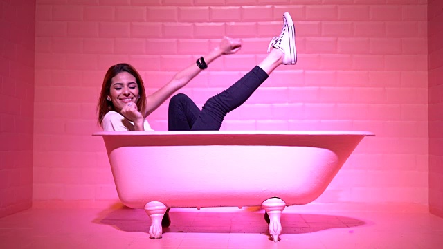 在粉色浴缸里开心跳舞的女人视频下载