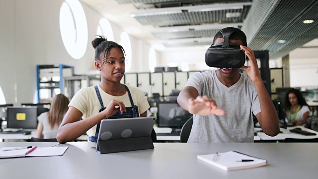 高中生在课堂上使用VR头盔视频下载