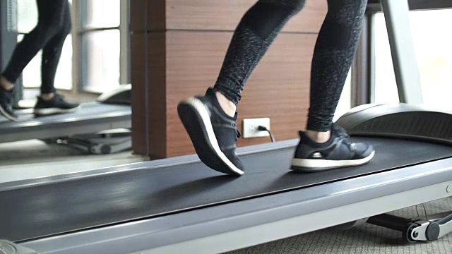 腿部女人在跑步机上锻炼视频素材