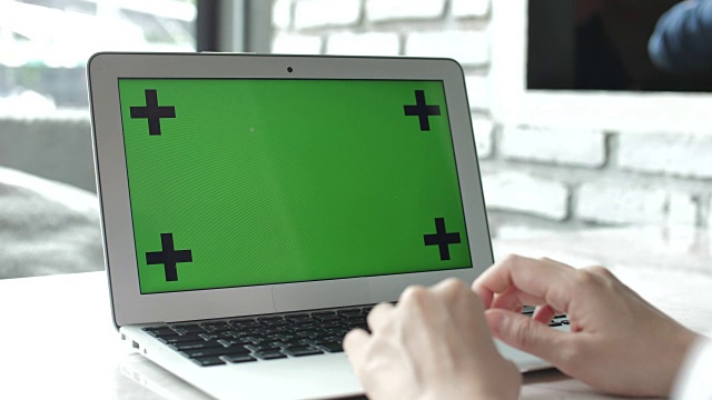 使用绿色屏幕的笔记本电脑视频素材