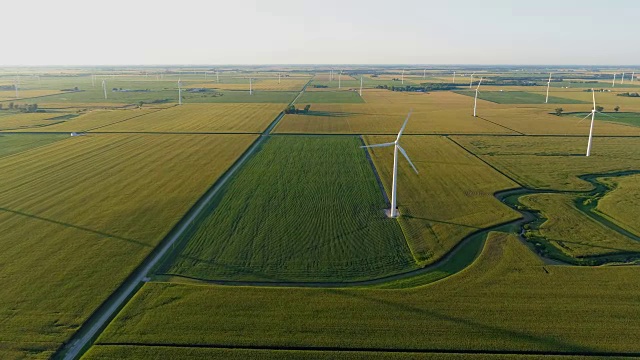 飞过乡间田野和风力发电场视频素材