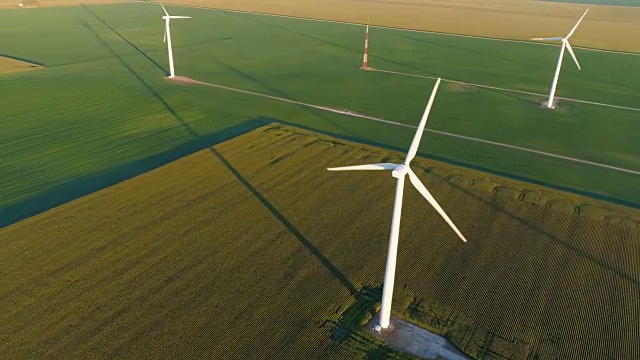 鸟瞰图的农村田野与风力涡轮机视频素材