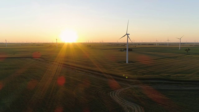 空中乡村田野和风力涡轮机到日落与光束视频素材