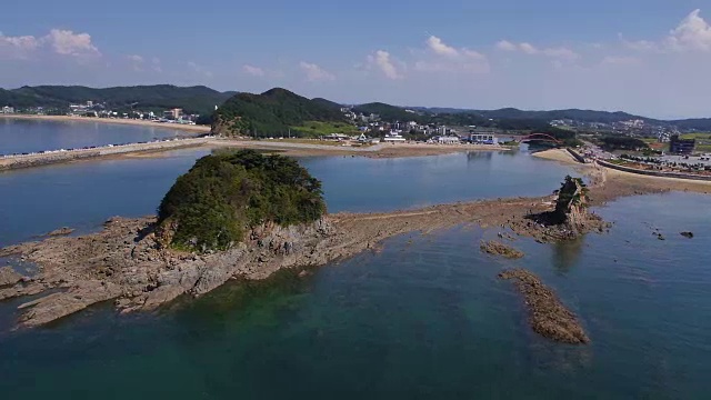广角拍摄的Ganwaram Hermitage和Anmyeondo岛在泰安，韩国视频下载