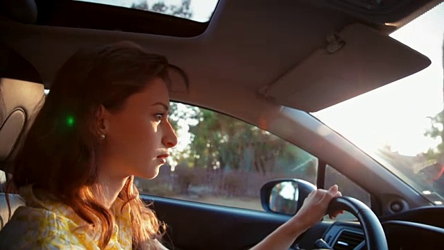 年轻女人开车和思考的中镜头视频素材