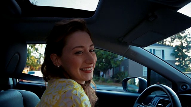 年轻女子开车和快速微笑视频素材