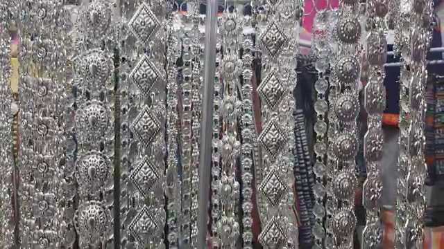 手工银腰带作为女性的复古时尚配件在泰国的传统商店出售视频素材