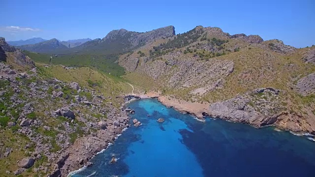 Cala Figuera和Serra de Tramuntana山脉附近的Cap Formentor在西班牙的马略卡岛巴利阿里岛视频素材