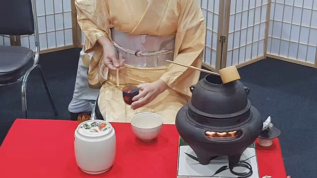 一名日本妇女在公开展示茶道视频下载
