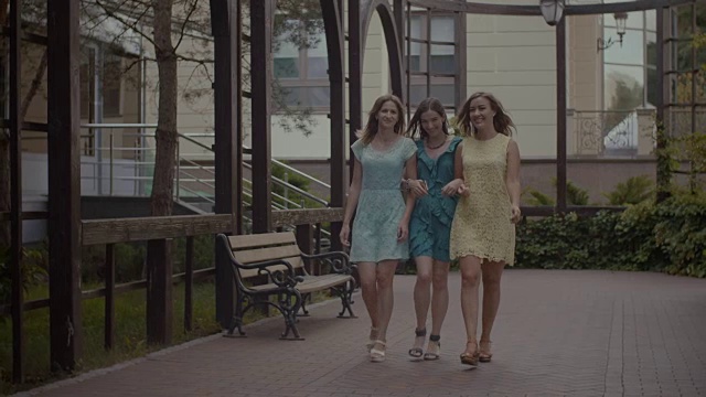 优雅微笑的女性朋友漫步在公园小巷视频素材