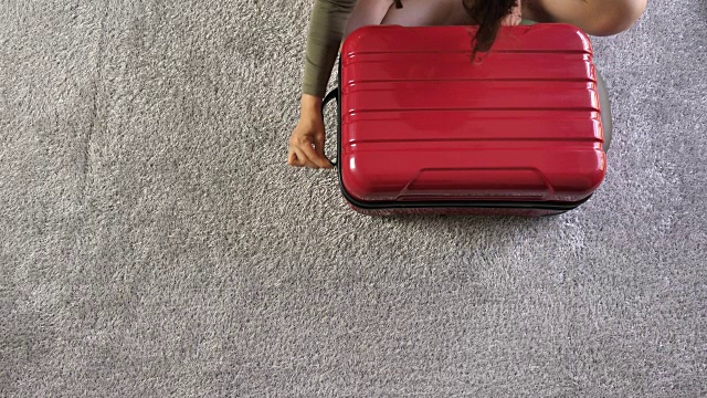 女人为度假打包手提箱视频素材