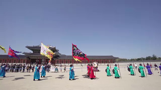 庆福宫外的游行队伍视频下载