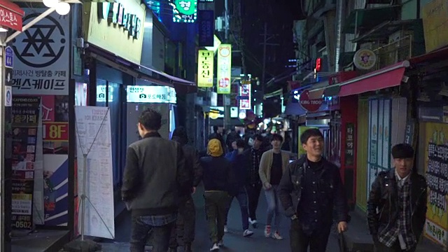 POV，晚上走过首尔的街道视频下载