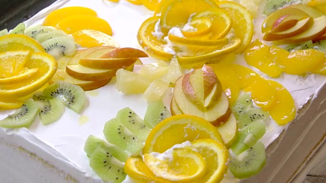 用水果装饰的白色美味蛋糕。视频下载