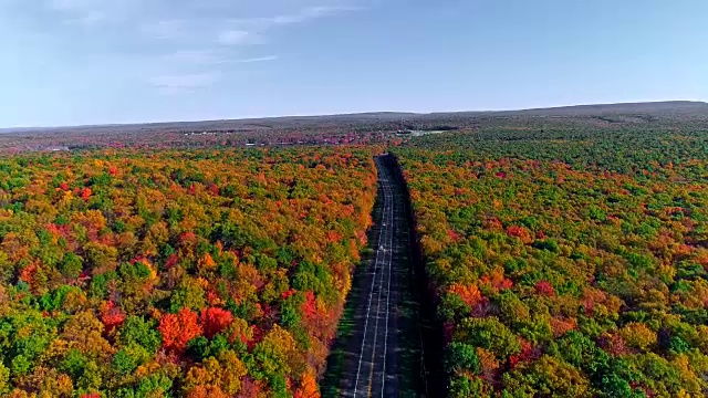 在阿巴拉契亚山，波科诺斯，宾夕法尼亚州的森林道路顶视图，秋天的树叶。空中无人机视频。视频下载