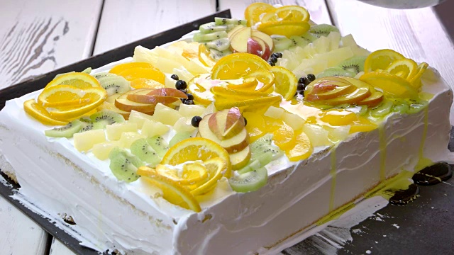 厨师将果冻倒在装饰蛋糕上。视频下载