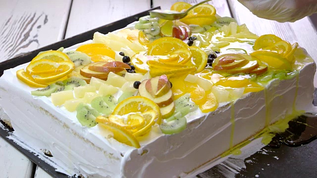 蛋糕配水果和果冻。视频下载