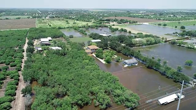 德克萨斯州麦卡伦市因降雨而被淹没的乡村鸟瞰图视频下载