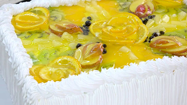 用新鲜水果装饰的漂亮蛋糕。视频下载
