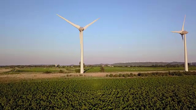 空中上升的风力涡轮机在法国奥西塔尼纳邦农场视频下载