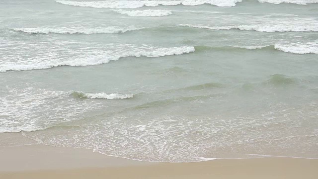 海浪在海滩上，高角度观看。视频素材