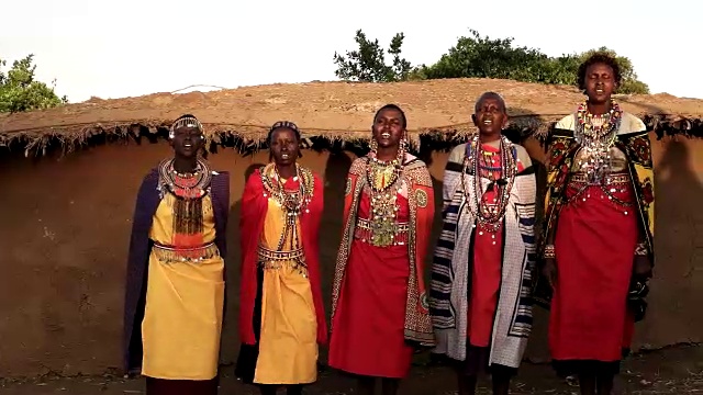 用摇盘拍摄到五个马赛妇女在一个村子里唱歌视频素材