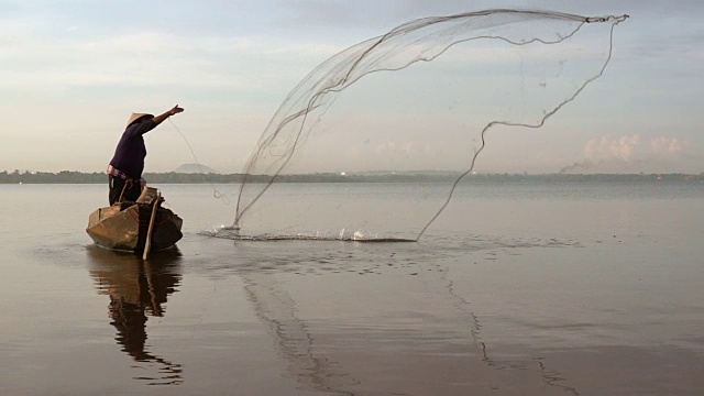 渔民们正在用渔网捕鱼，慢镜头拍摄视频素材