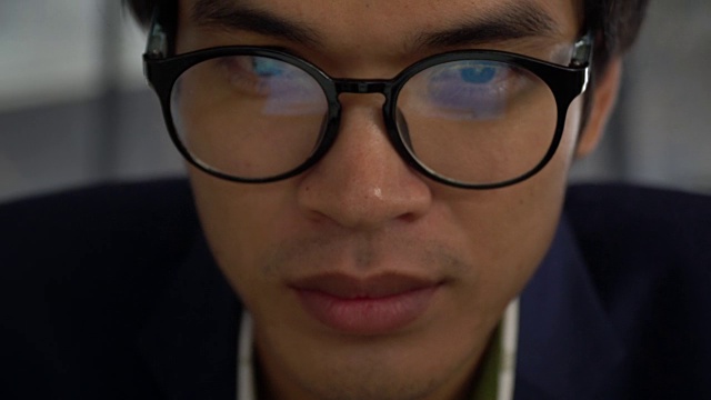 戴眼镜的男性眼睛的特写视频素材